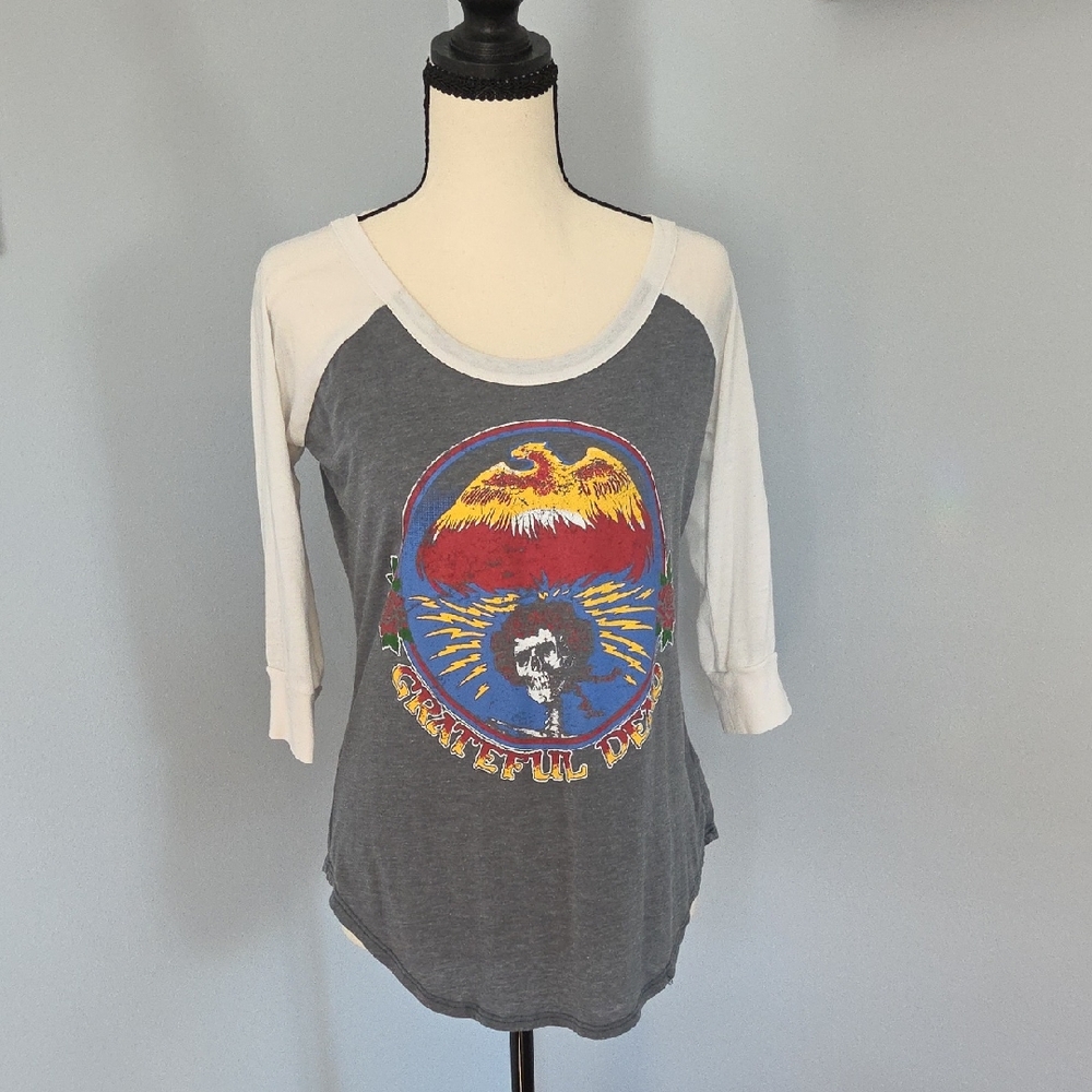 Chaser Grateful Dead Gray and White Graphic 3/4 Sleeve Tee.